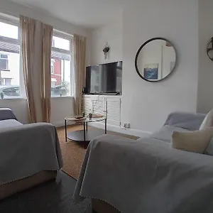 Large Family Location 3 Double Bedrooms And 1 Single Bedroom Cardiff